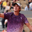 Com look de quase R$ 3 mil, tenista brasileiro João Fonseca ultrapassa Nadal e ganha de Djokovic, atual número 4 do ranking mundial, em Roland Garros; confira raio-x do estilo tenniscore