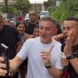 Vídeo: Luciano Huck grava em comunidade do Recife e chama atenção de moradores