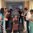 Após um mês internada, jovem que teve mão decepada no CE recebe alta e se emociona com homenagem