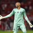Grêmio recorre a goleiro de 17 anos após expulsão de terceiro reserva contra o Corinthians