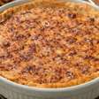Torta de cebola caramelizada fácil, cremosa e gratinada