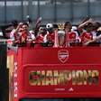 Um dia após vice da Champions, Arsenal celebra Premier League com multidão; veja imagens