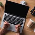 Por que você xinga o computador travado? A psicologia explica o impulso de falar com objetos como se eles entendessem tudo
