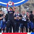 Bicampeão europeu, PSG desfila diante de mais de 100 mil fãs em Paris