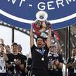PSG bicampeão da Champions é recebido por milhares de torcedores em Paris