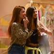 De cropped e calça wide leg, Sofia, filha de Grazi Massafera, elege look comfy para ir às compras com a atriz e rouba a cena com altura aos 14 anos. Fotos!