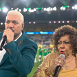 Falha em execução do Hino Nacional por Belo e Alcione em jogo do Brasil viraliza: 'Gostaram?'