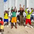 Shakira dança com crianças de Uganda após convidá-las para se apresentar na final da Copa do Mundo