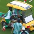 No Equador, carrinho maca atropela jogador após atendimento