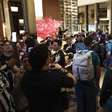 Seleção Brasileira deixa hotel no Rio de Janeiro com muita festa dos torcedores