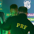 Agente da PRF pede autógrafo de Neymar durante embarque da Seleção para a Copa