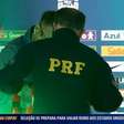 Neymar é tietado por policial e autografa camisa do Flamengo; veja