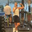 Ivete Sangalo exibe músculos durante treino na madrugada