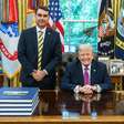 Trump posta foto com Flávio Bolsonaro horas após proposta de taxação ao Brasil: 'Jovem inteligente'