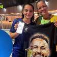 Adolescente fã de Neymar chora por não conseguir foto e revela como vai comemorar o hexa