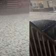 Chuva de granizo transforma paisagem e deixa ruas de cidade cobertas de gelo em MG
