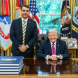 Trump publica foto ao lado de Flávio Bolsonaro