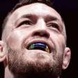 Conor McGregor afia luta agarrada antes de enfrentar Holloway no UFC 329; assista ao vídeo