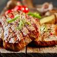Como deixar a carne mais macia sem ingredientes caros? Veja os truques