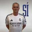 Florentino Pérez, presidente do Real Madrid, "anuncia" José Mourinho