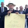 Lula exibe cartaz e usa telão com mensagem em defesa do Pix após proposta de novo tarifaço dos EUA