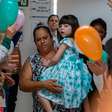 Após 7 anos internada, menina recebe alta e conhece a própria casa pela primeira vez