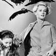 Terror por trás e na frente das câmeras: Pesadelo real vivido por Tippi Hedren nos bastidores do clássico Os Pássaros ganha detalhes inéditos com nova biografia do mestre do horror Alfred Hitchcock