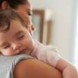 Técnica de 12 segundos para fazer o bebê dormir viraliza: entenda o que há por trás do truque