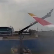 Avião se choca com caminhão de bombeiros durante batismo em voo inaugural; assista