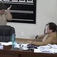 Vereadora arremessa microfone contra assessora na Câmara de Unaí, em MG