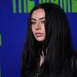 'Uma musicista que quer atuar, isso é inerentemente constrangedor', afirma Charli XCX