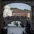 Dezenas de artistas da Bienal de Veneza pedem renúncia a prêmio final