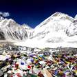 Lixo, equipamentos abandonados e corpos congelados: os desafios que se acumulam nas encostas do Monte Everest