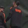 Depay dá entrada dura em companheiro durante treino da Holanda