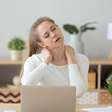 Passa horas sentado? Veja como evitar dores nas costas no trabalho