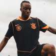 Atacante da Inglaterra participa de treino para Copa do Mundo com uniforme do Corinthians