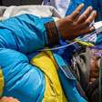 Comendo chocolate e mastigando gelo: o guia dado como morto no Everest conta à BBC como sobreviveu