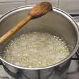 Por que a colher de pau impede a água de transbordar? A física por trás da espuma do macarrão na panela