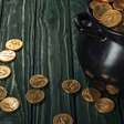 Por que colocar uma moeda no sapato dá sorte? A história de um ritual antigo de prosperidade e viagem