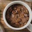 Pouca gente acredita que esse brownie fit de caneca leva tão poucos ingredientes