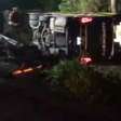 Ônibus de passageiros tomba na Freeway e deixa um morto e diversos feridos