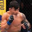 Alessandro Costa faz rival 'sambar' e aplica nocaute brutal no UFC Vegas 118