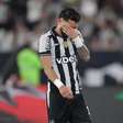 Botafogo toma decisão sobre Alex Telles e acende alerta no elenco