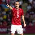 Eriksen tranquiliza torcedores após passar mal em amistoso da Dinamarca