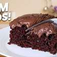 Bolo de chocolate sem ovo que fica fofo e úmido, feito à mão sem batedeira e sem liquidificador