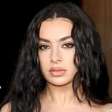 Charli XCX anuncia turnê mundial 'Music, Fashion, Film' e inicia nova era