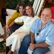 Atriz de 'Quem Ama Cuida' reúne elenco de novela e Tony Ramos quebra discrição em aparição rara