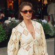 Juliana Paes entra na moda do boho chic em Paris com blusa em bordado inglês de R$ 7,4 mil