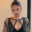 Jennie mostra música nova, "Little Less": veja letra e tradução
