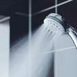 Banho muito quente: 7 riscos do hábito para a saúde